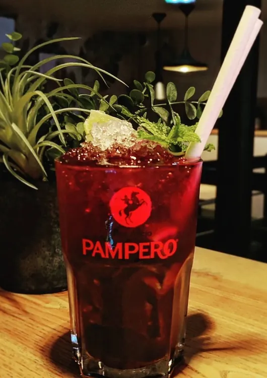Un cocktail rouge servi au Hoop