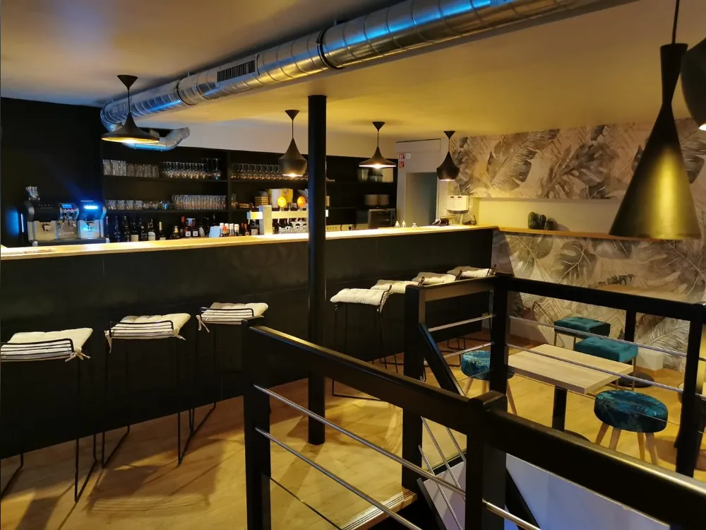L'étage du Hoop, ses tables et son comptoir