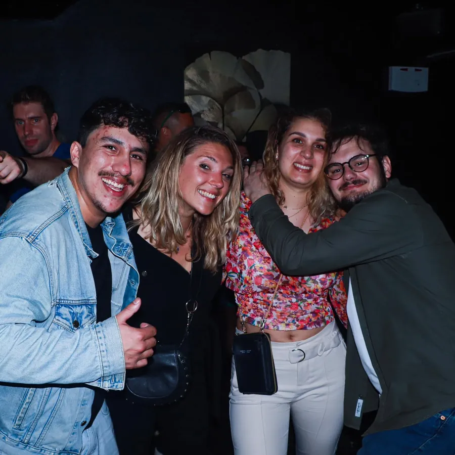Une bande d'amis au Hoop, en pleine soirée