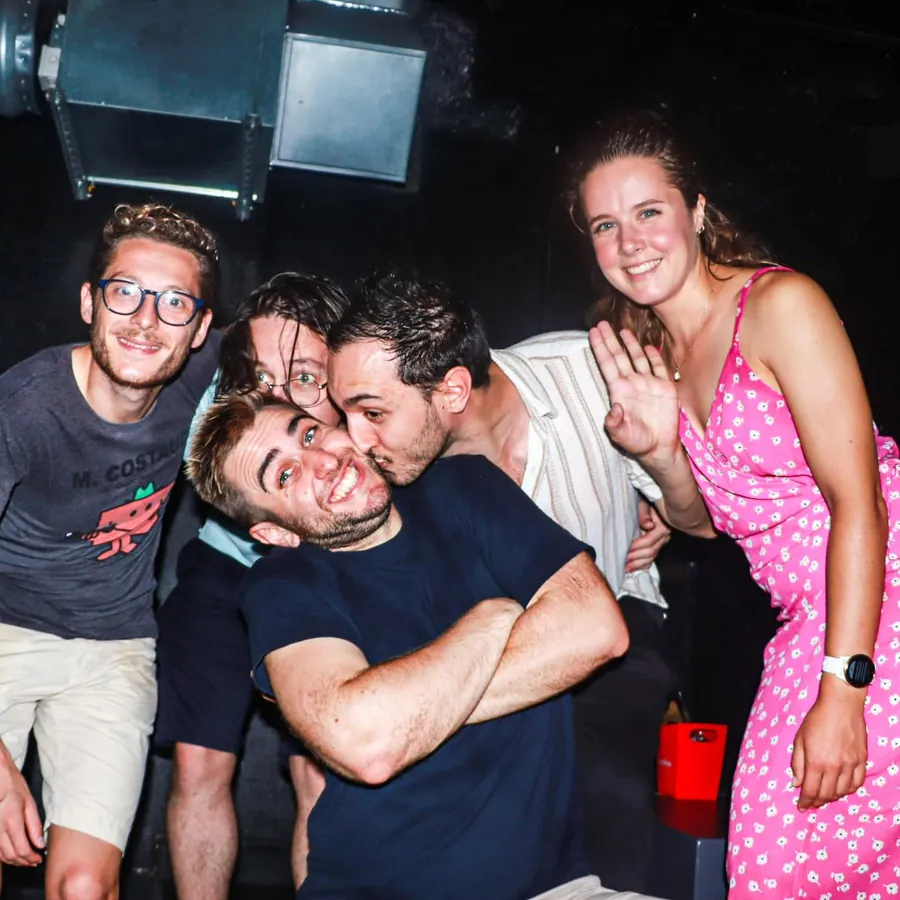 Une bande d'amis qui s'amuse au Hoop