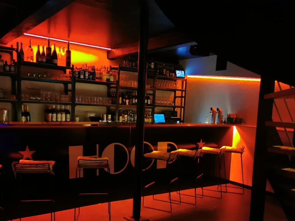 Le comptoir du Hoop éclairé en orange