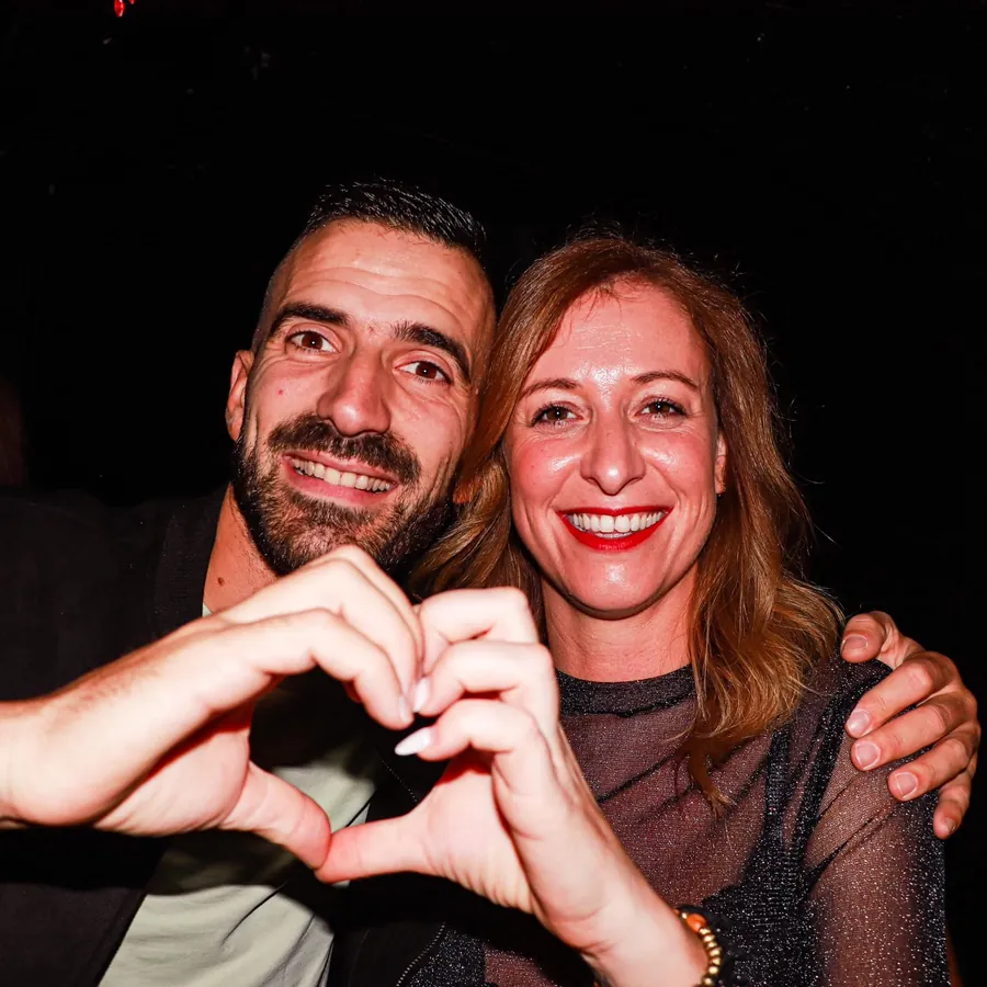 Un couple fait un cœur avec les mains au Hoop